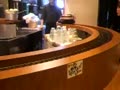 動画:レールに乗ってくるグラタン